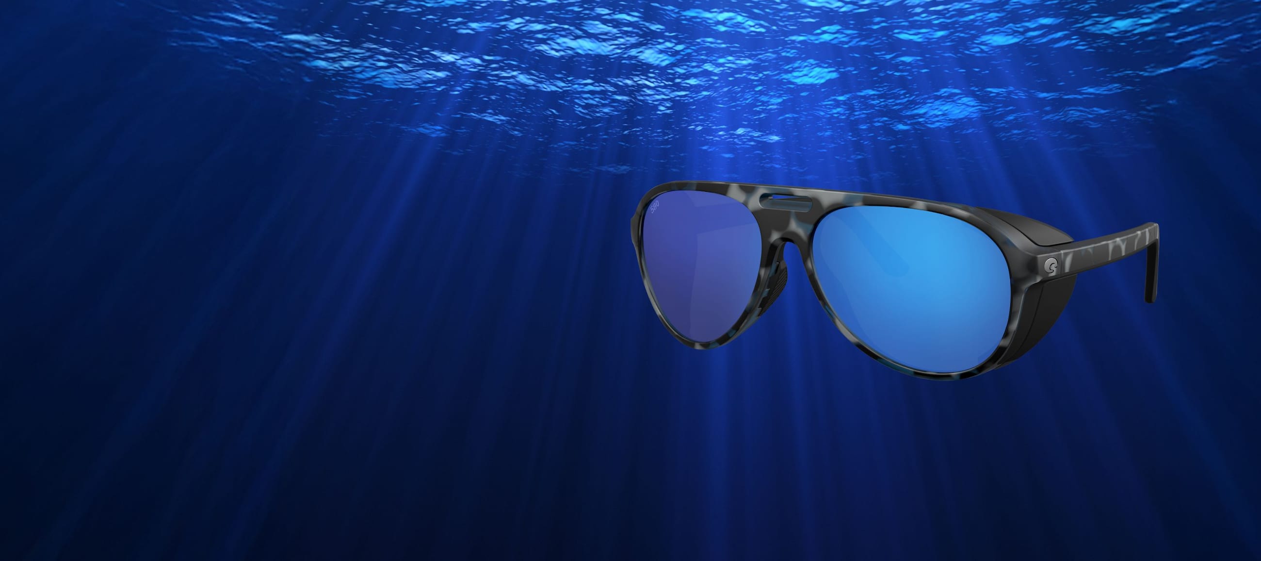 NACIDAS EN EL MAR AZUL-La colección Deep Water se sumerge en los tonos siempre cambiantes del océano: azul tormentoso, camo de agua y grises de cubierta, todos combinados con nuestros lentes de espejo azul para una visión nítida. Construidas con las monturas más vendidas, las gafas están diseñadas para la vida donde el agua es más profunda.