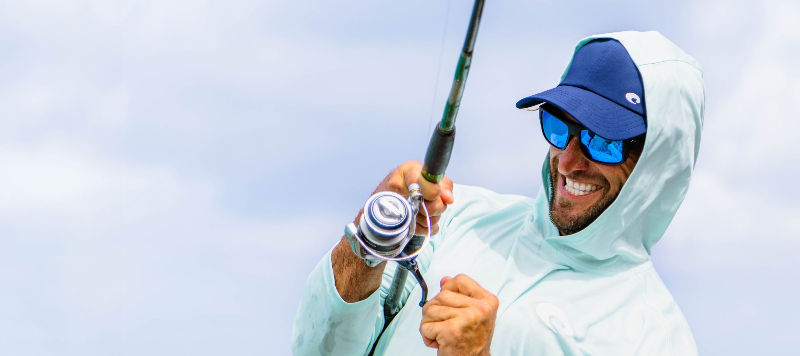 del BARCO AL MUELLE-Ya sea que estés pescando una lubina o disfrutando en el puerto, la colección Hybrid ofrece rendimiento en el agua y estilo fuera de ella, todo gracias a la tecnología de lentes Costa 580®.