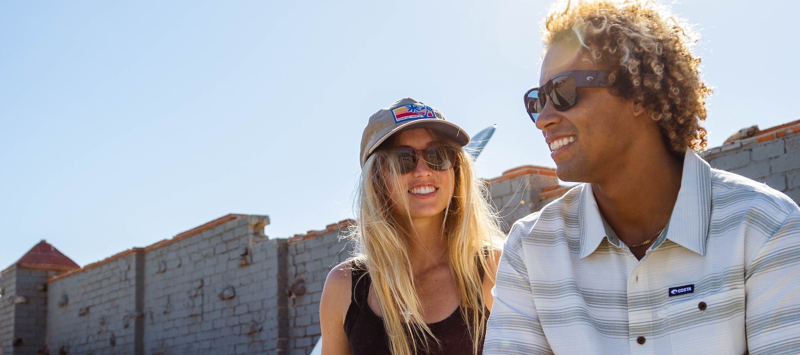 DOS PARES PARA UNA TEMPORADA ÉPICA-Compra uno y llévate el segundo al 50% de descuento en modelos selectos de Costas, diseñados para quienes viven persiguiendo el agua.