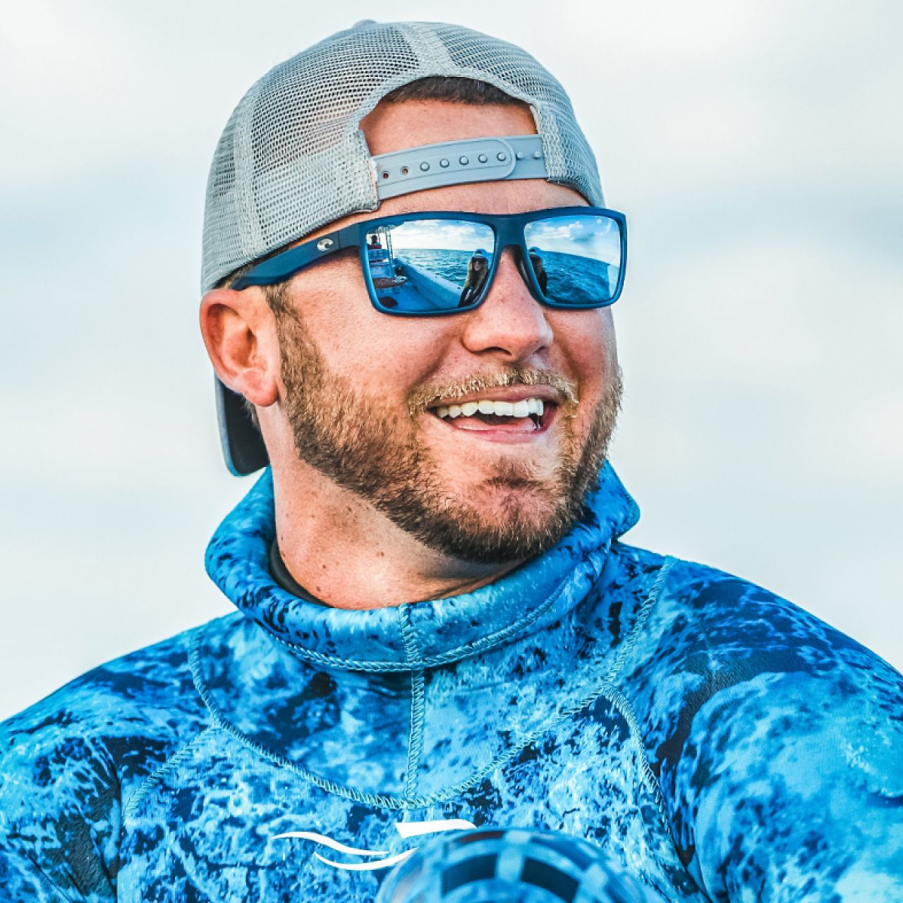 Polarization -Polarized lenses are another key consideration when choosing water sports sunglasses. By filtering out horizontal light waves, polarized lenses reduce glare reflecting off the water’s surface. This technology provides you with better visibility when looking at underwater objects. It also helps enhance color contrast and visual comfort. All Costa sunglasses have polarized lenses, making them an ideal choice for the following water sports activities: 