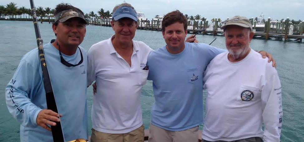De izquierda a derecha: Ray Rosher, Roy Merritt Sénior, Roy Merritt Junior y Alan Merritt posan tras atrapar un atún rojo gigante en Tuna Alley.