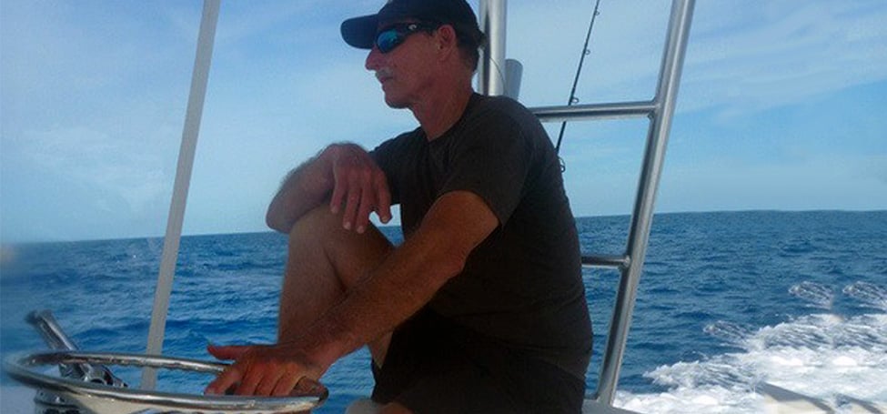 El capitán Bill Harrison vira el barco hacia el puerto tras un gran día de pesca.