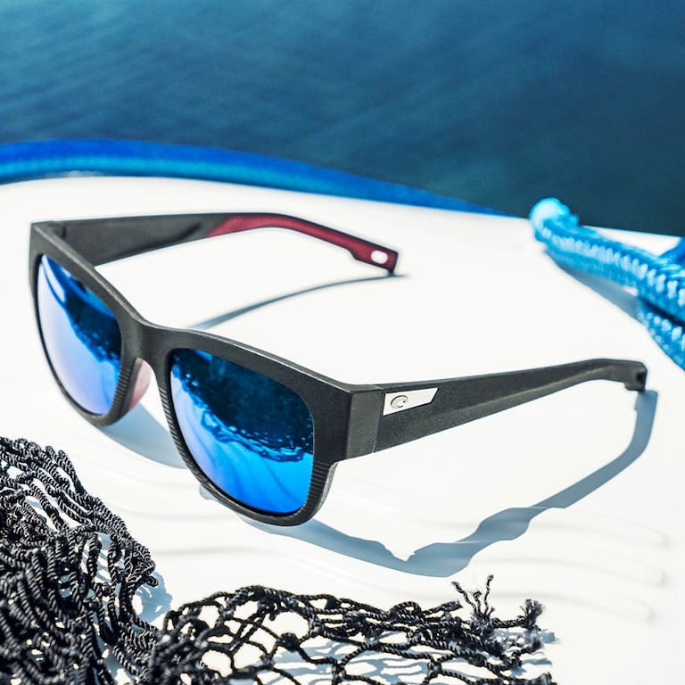 Gafas fabricadas con redes de pesca abandonadas en el mar