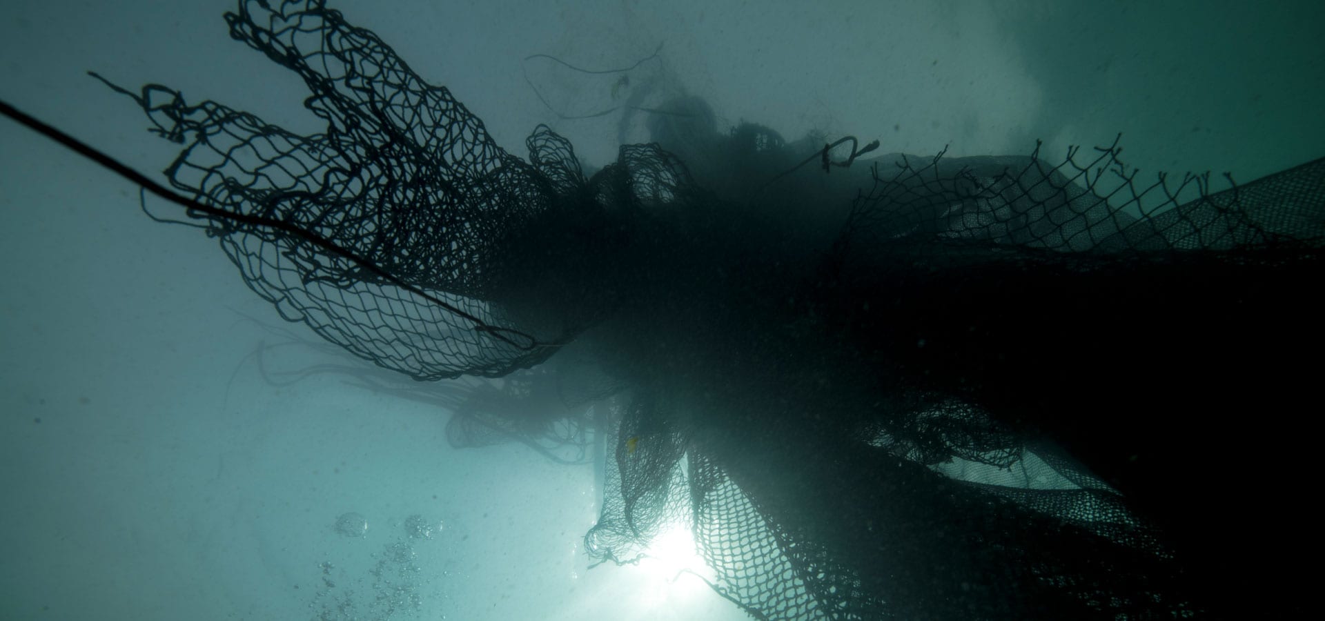 Gafas fabricadas con redes de pesca abandonadas en el mar